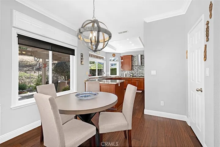 Breakfast area between kitchen and family room