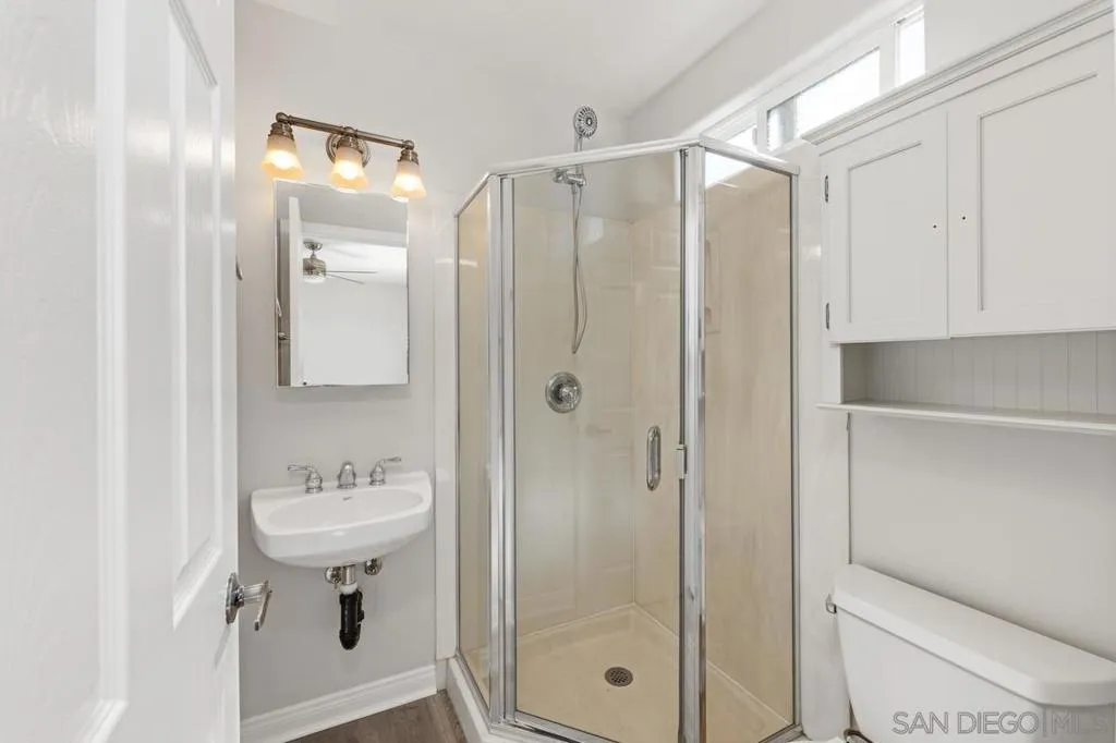 1915 Emerald St F, San Diego, California 92109 home-pic-13