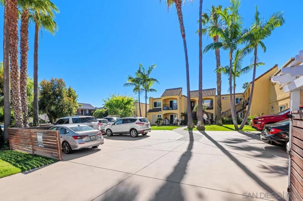 1915 Emerald St F, San Diego, California 92109 home-pic-24
