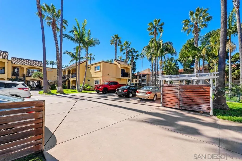1915 Emerald St F, San Diego, California 92109 home-pic-23
