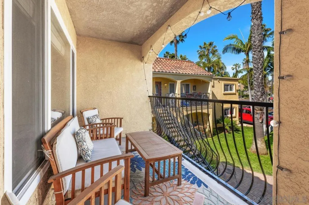 1915 Emerald St F, San Diego, California 92109 home-pic-1