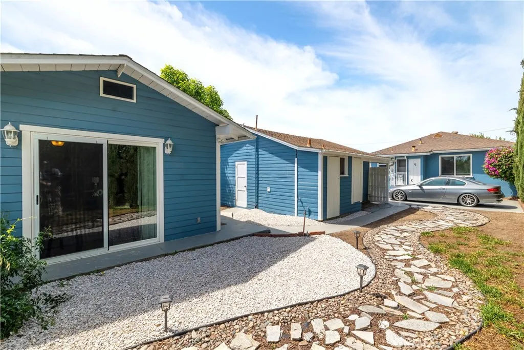 5922 N Vista