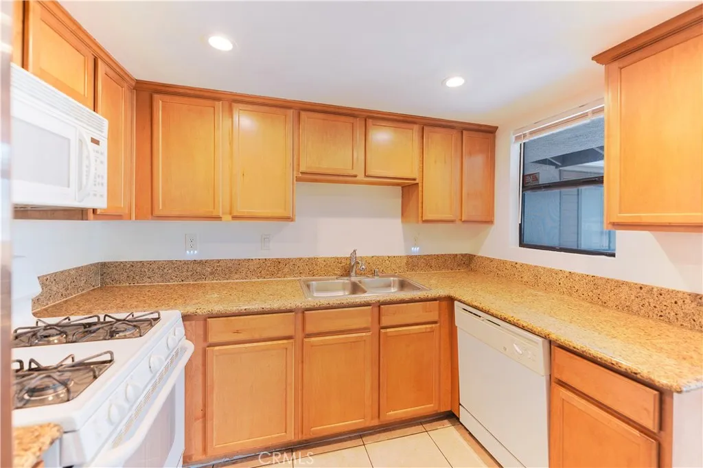1317 Massachusetts Avenue 202, Riverside, California 92507 home-pic-10