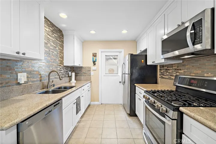 Updated, open kitchen. pantry closet off kitchen.