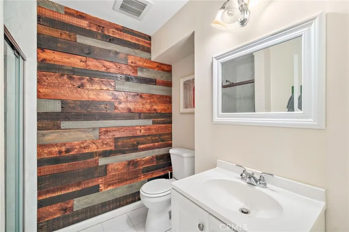 Coastal chic main level bathroom with shower
