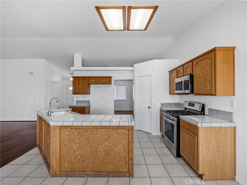 14266 Kiowa, Apple Valley, California 92307 home-pic-11