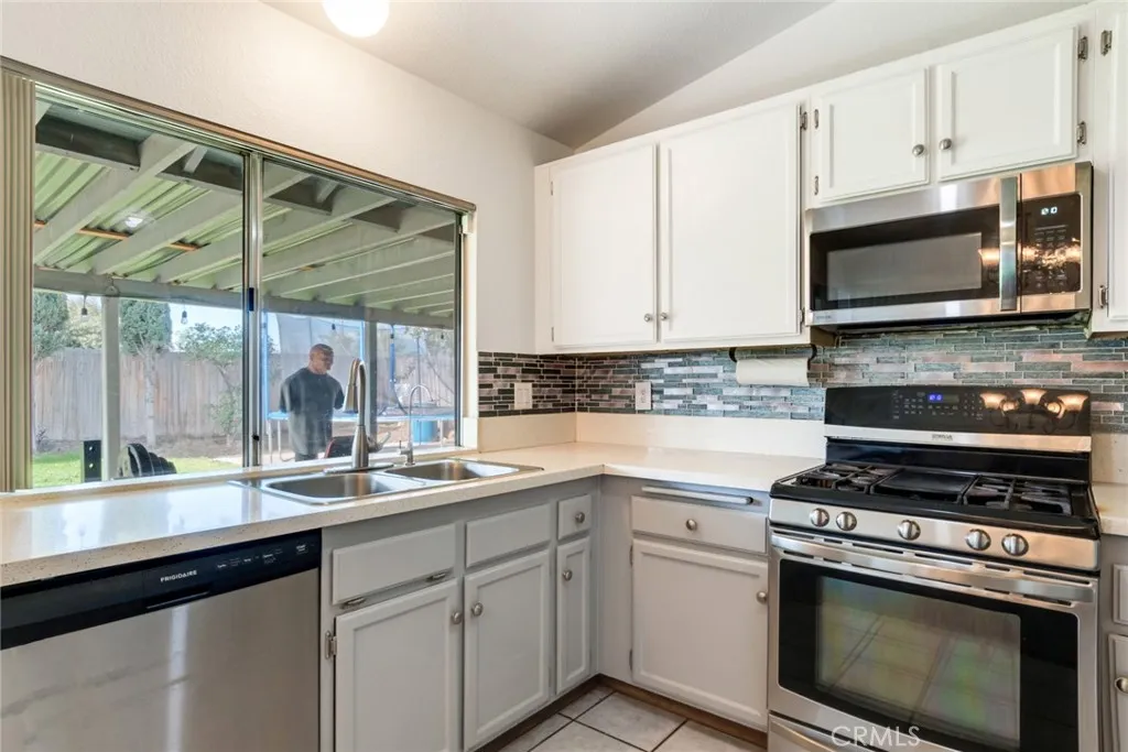 616 S. Millard Ave, Rialto, California 92376 home-pic-8