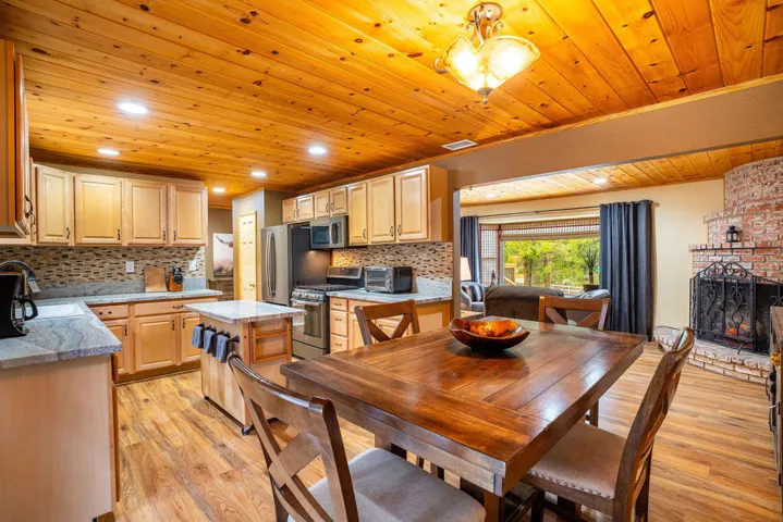 25169FranklinDr-15