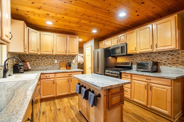 25169FranklinDr-16