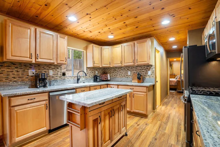 25169FranklinDr-17