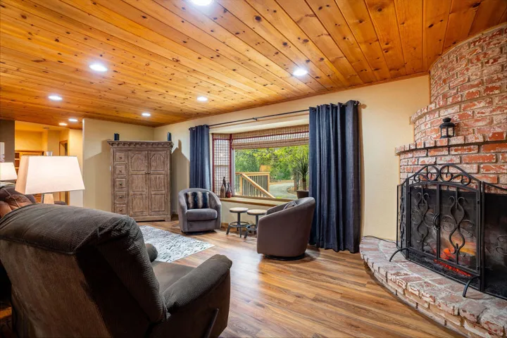25169FranklinDr-11