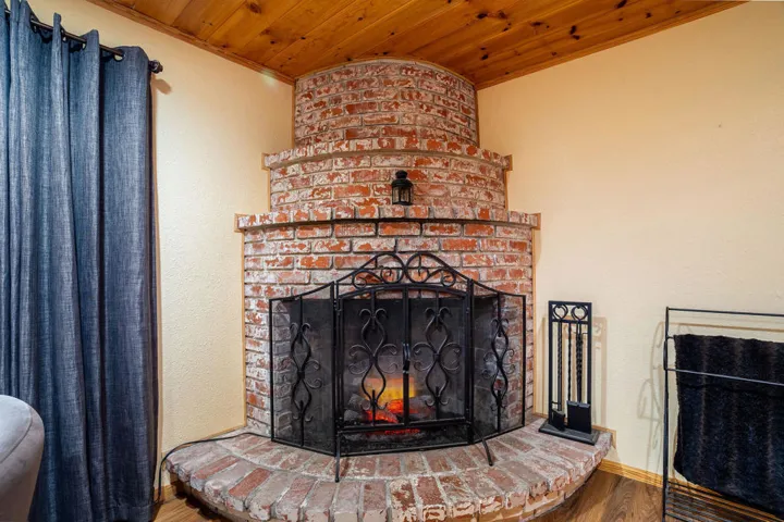 25169FranklinDr-13