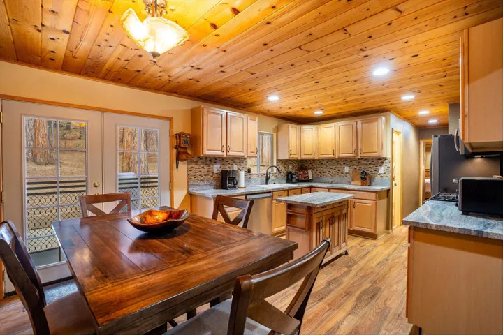 25169FranklinDr-14