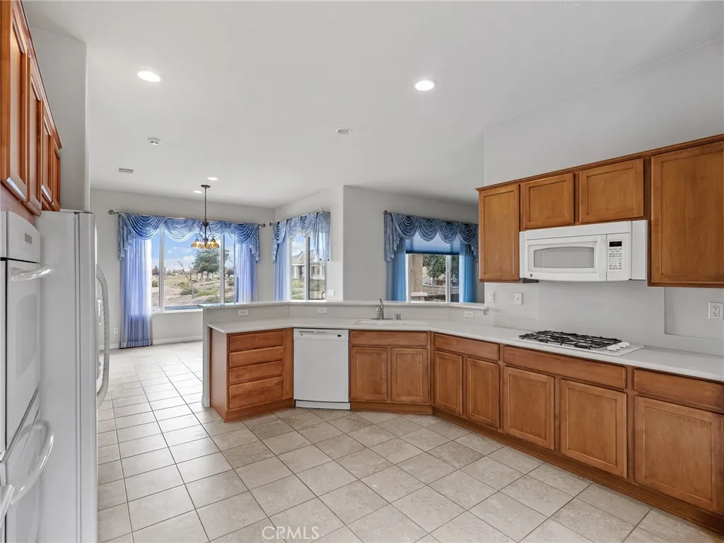 19420 Verbena Street, Apple Valley, California 92308 home-pic-15