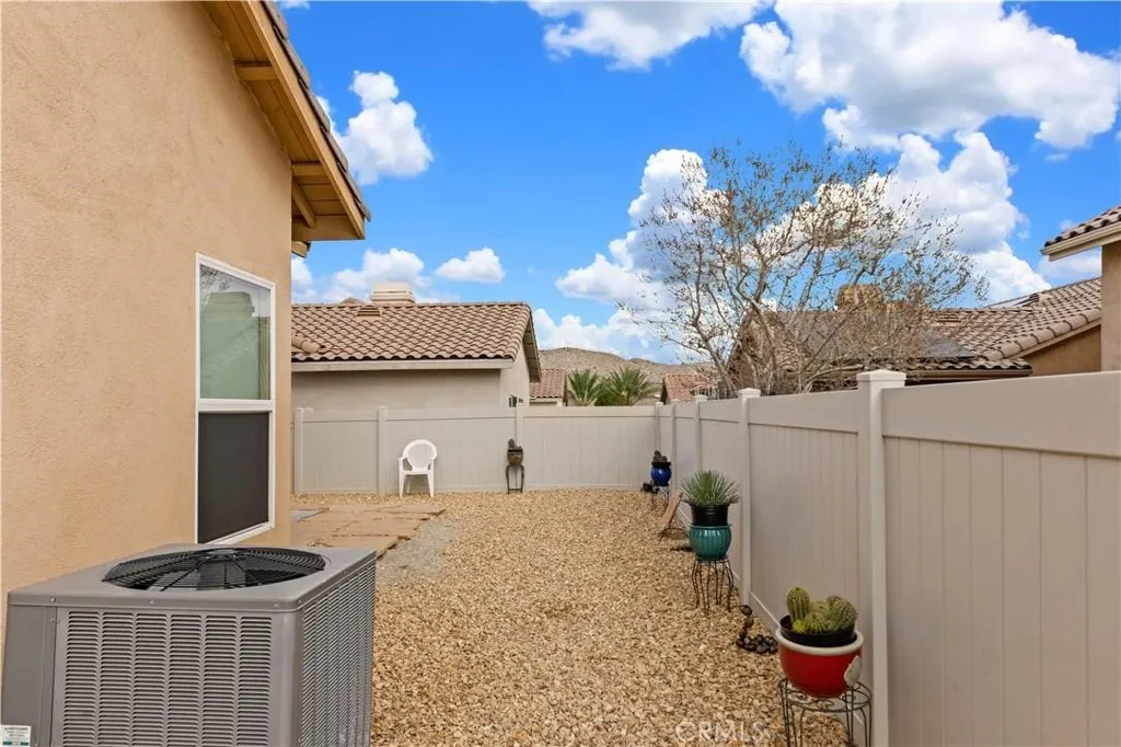 7466 Via Real Lane, Yucca Valley, California 92284 home-pic-23
