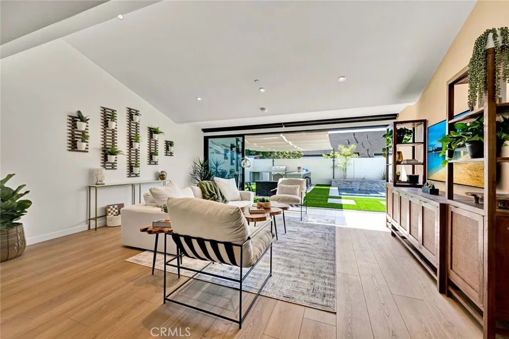 THE BEST OF INDOOR AND OUTDOOR LIVING!