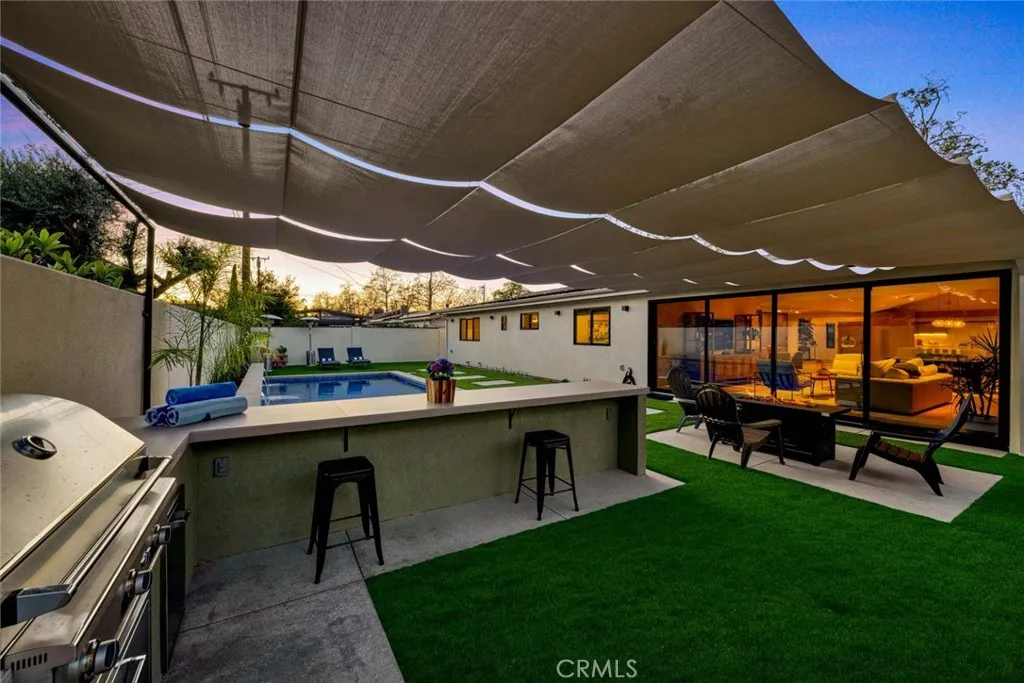 FULL OUTDOOR KITCHEN!