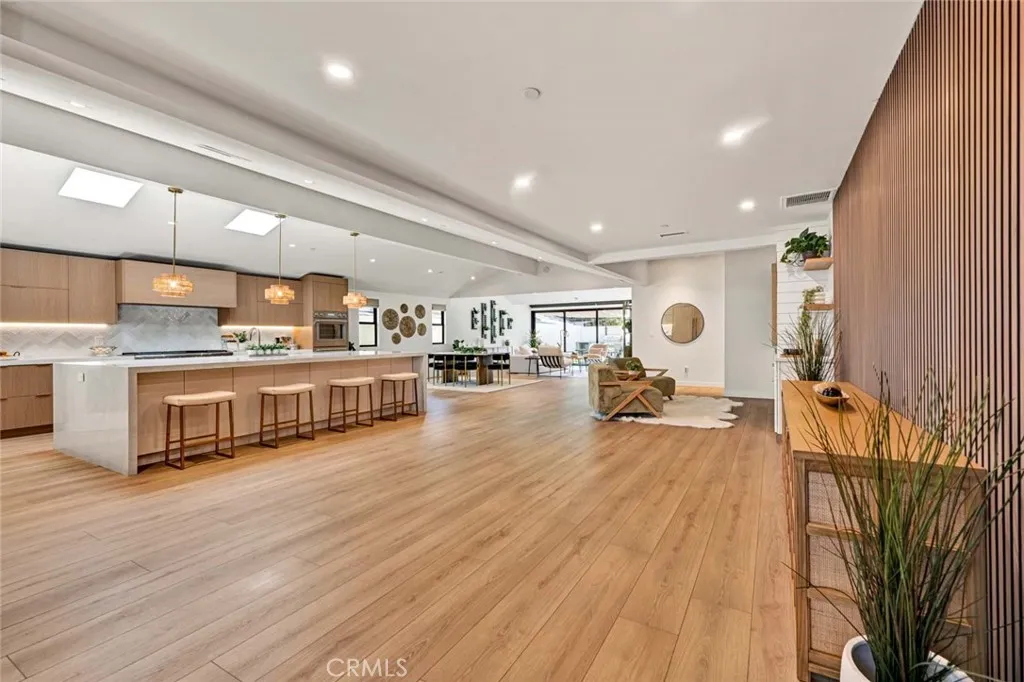 OPEN-CRISP FLOORPLAN