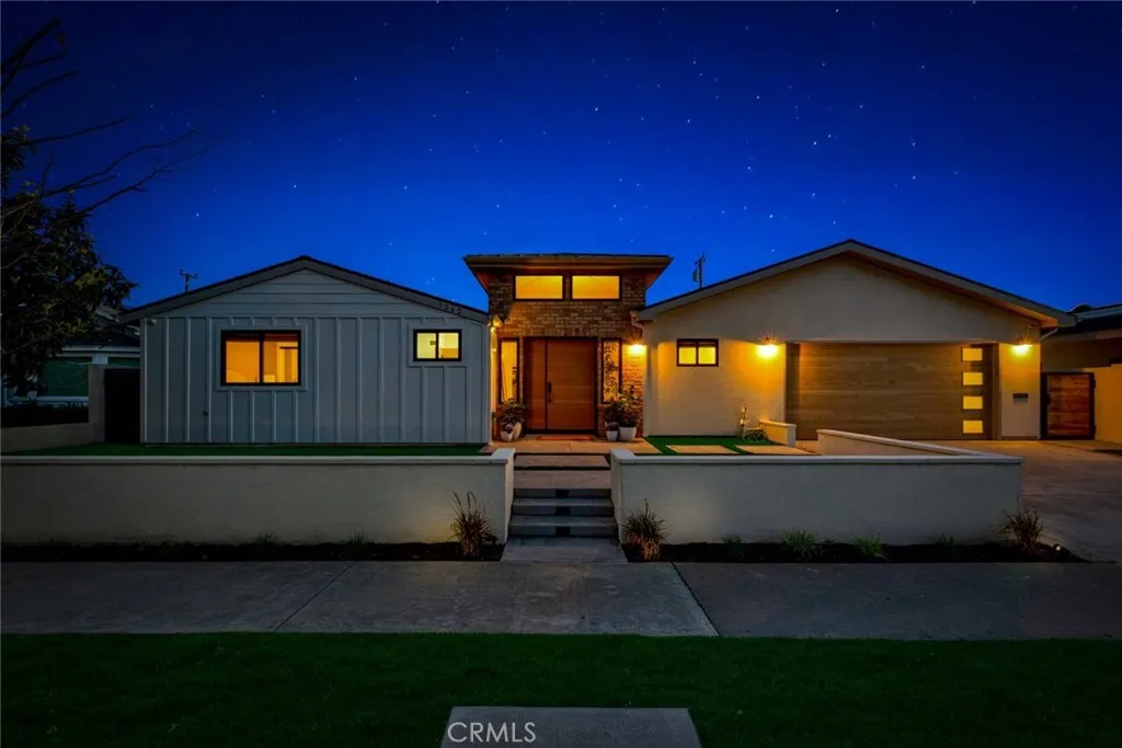 CAPTIVATING CURB APPEAL!