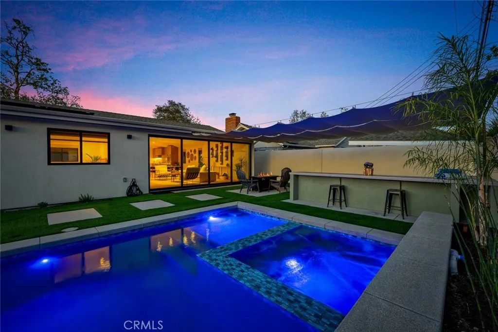 THIS MODERN POOL & SPA DESIGN IS SO COOL!