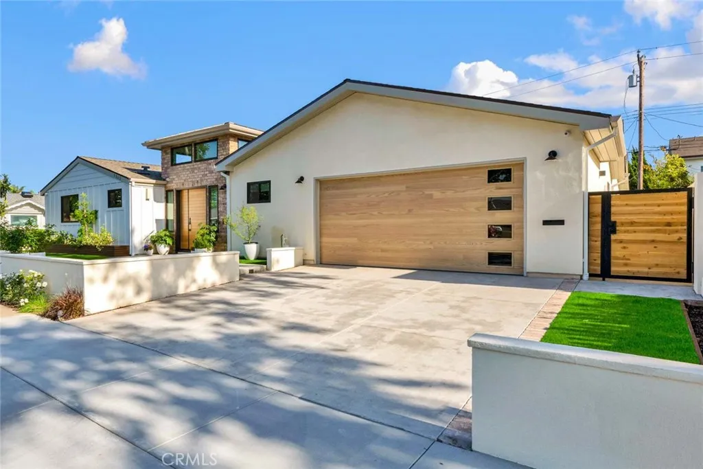 NICE WIDE DRIVEWAY