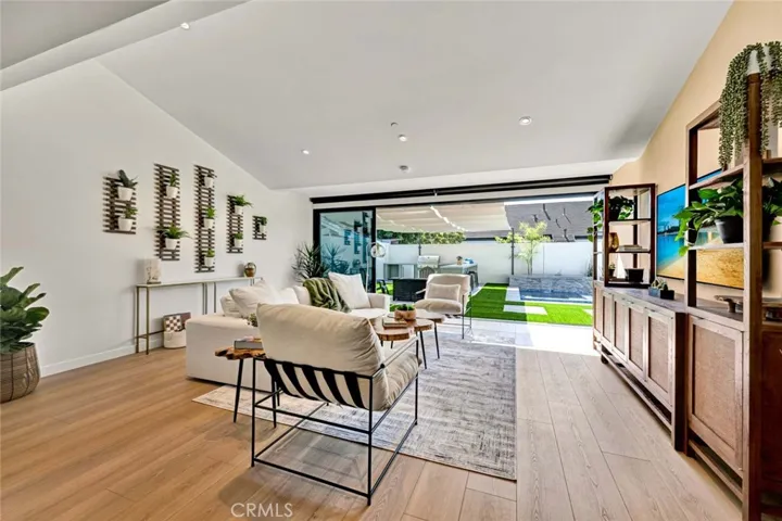 THE BEST OF INDOOR AND OUTDOOR LIVING!