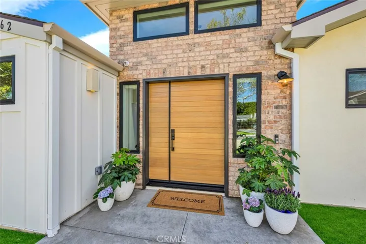 STUNNING FRONT ENTRY!