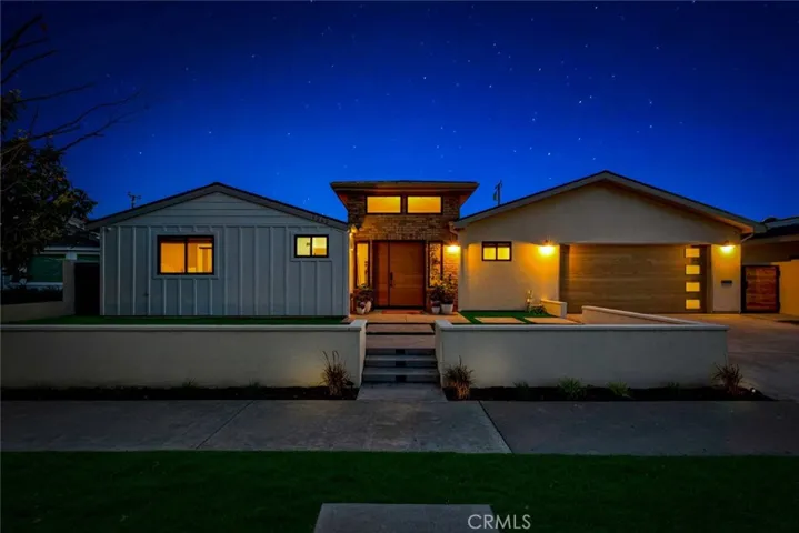 CAPTIVATING CURB APPEAL!