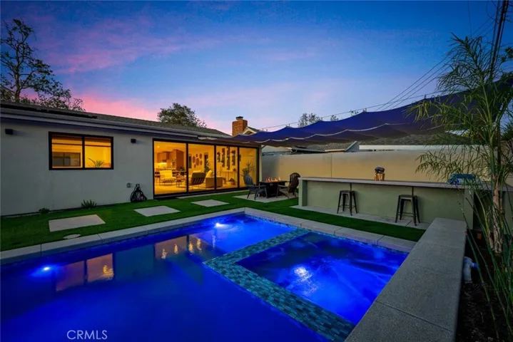 THIS MODERN POOL & SPA DESIGN IS SO COOL!