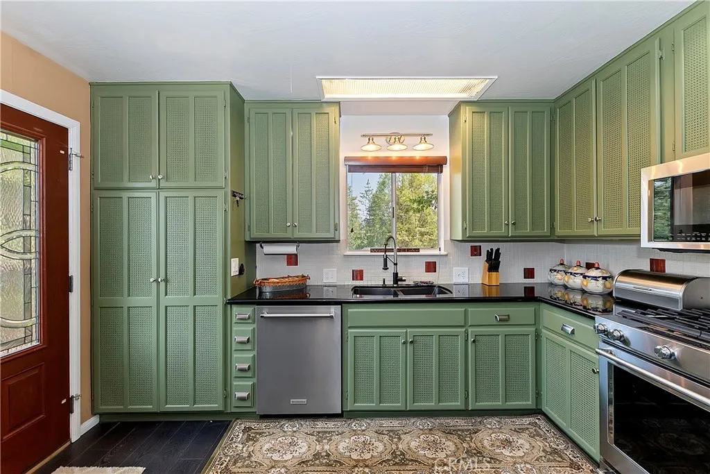 24445 San Moritz Drive, Crestline, California 92325 home-pic-13
