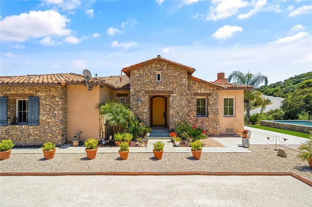 36505 Calle De Lobo, Murrieta, California 92562 home-pic-5