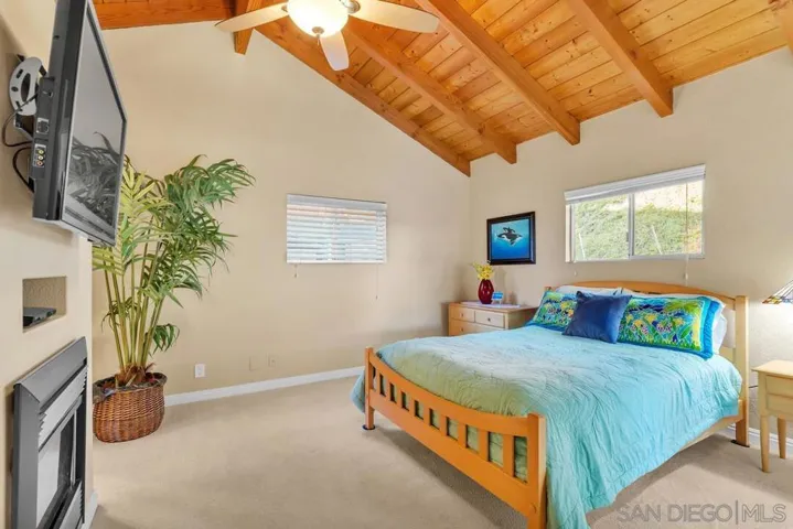 Downstairs Primary w/en-suite & walk-in Closet