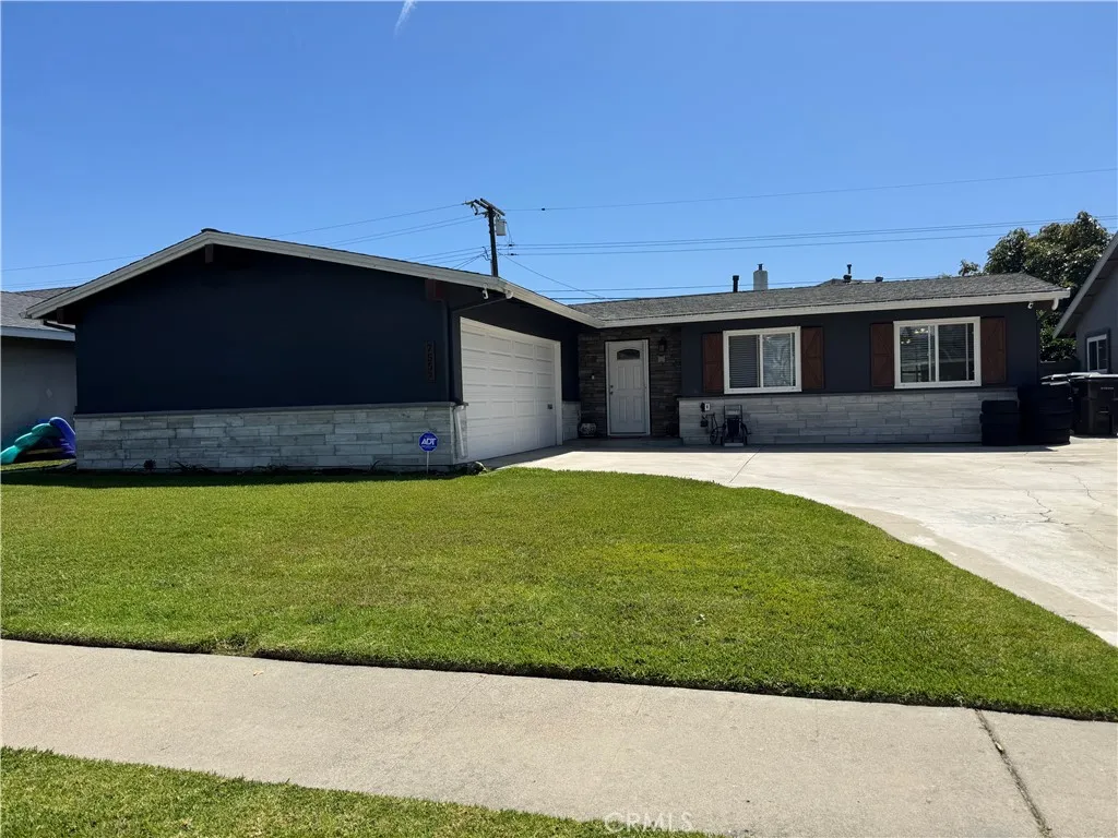 Large driveway for RV and Boat! Giant Front yard!