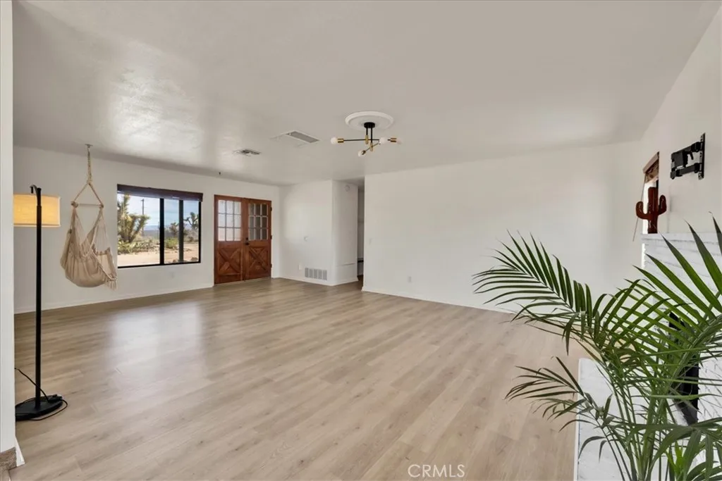 4808 Camarilla Avenue, Yucca Valley, California 92284 home-pic-9