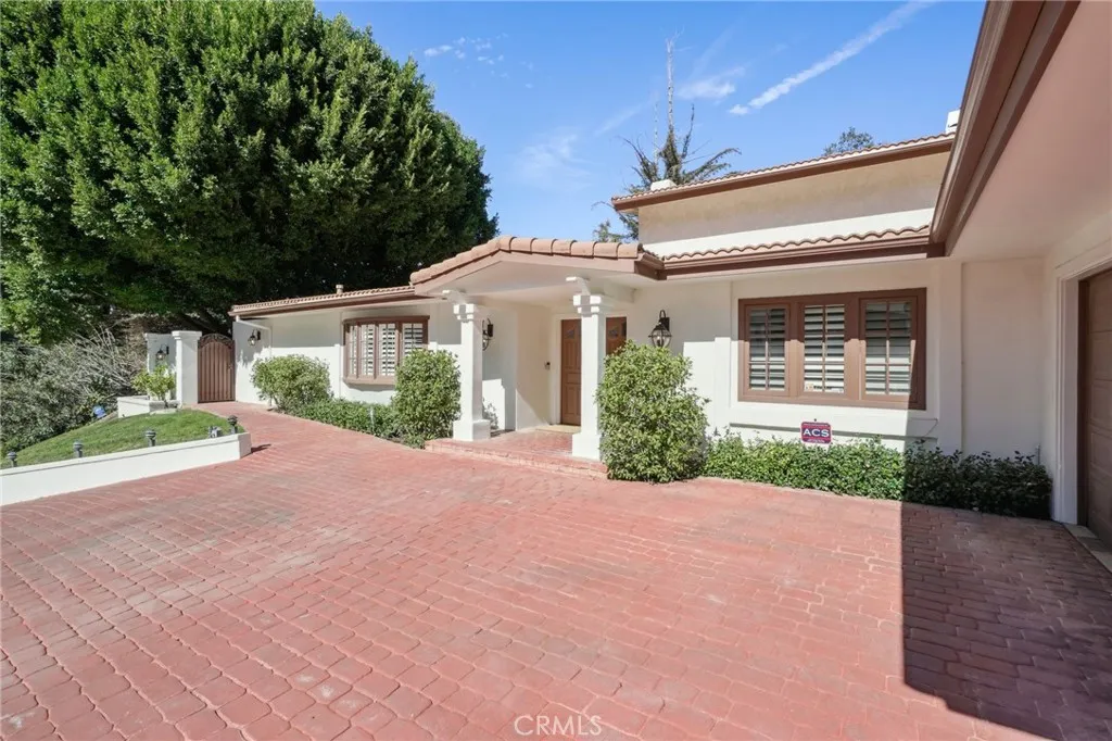 15815 Castlewoods Drive, Sherman Oaks, California 91403 home-pic-2