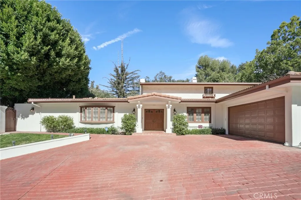 15815 Castlewoods Drive, Sherman Oaks, California 91403 home-pic-1