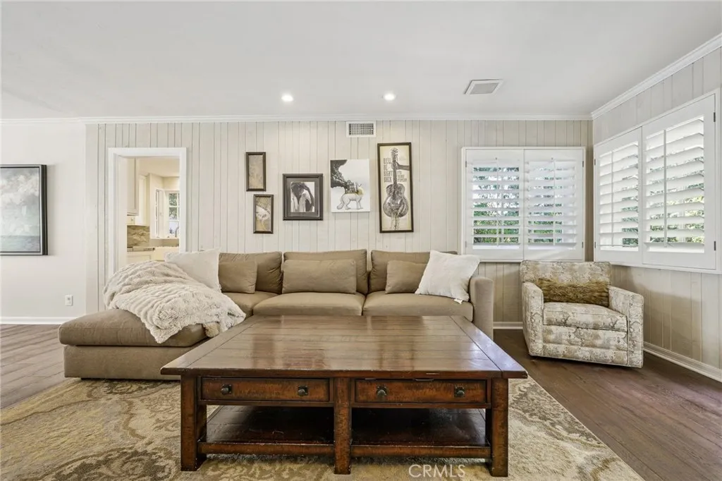15815 Castlewoods Drive, Sherman Oaks, California 91403 home-pic-8