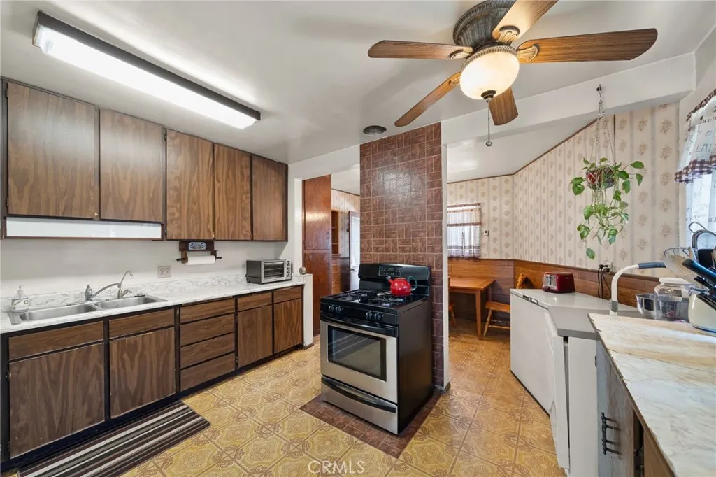 2553 W West Glenoaks Avenue, Anaheim, California 92801 home-pic-4