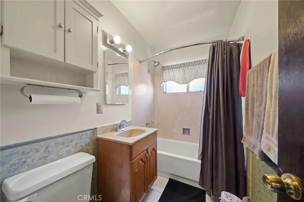 2553 W West Glenoaks Avenue, Anaheim, California 92801 home-pic-16