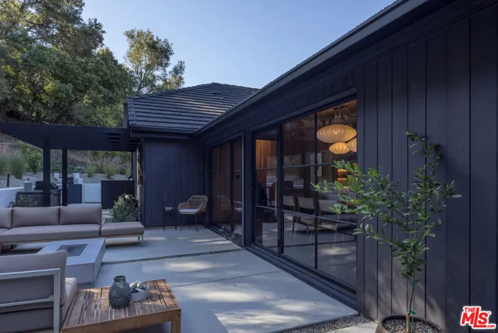 3860 Kingswood Road, Sherman Oaks, California 91403