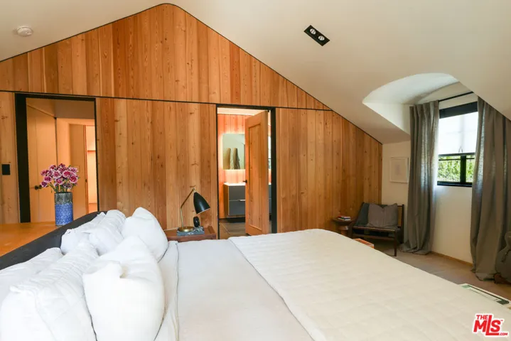 3860 Kingswood Road, Sherman Oaks, California 91403