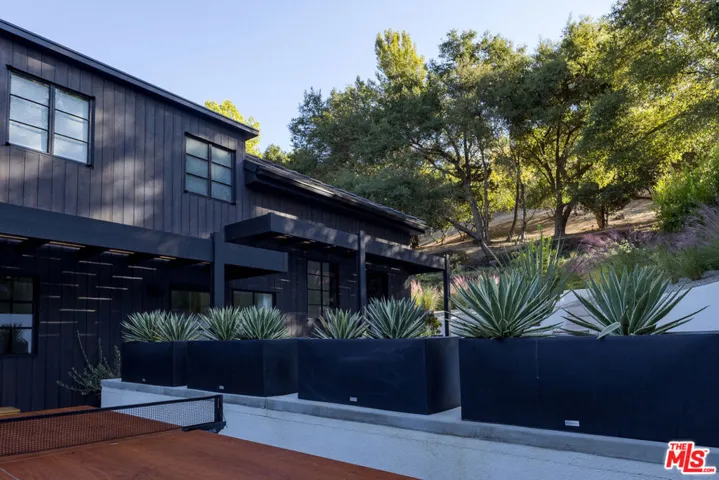 3860 Kingswood Road, Sherman Oaks, California 91403