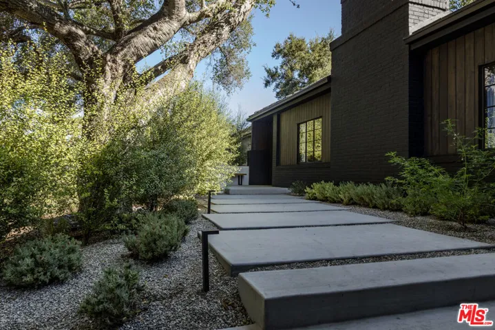 3860 Kingswood Road, Sherman Oaks, California 91403