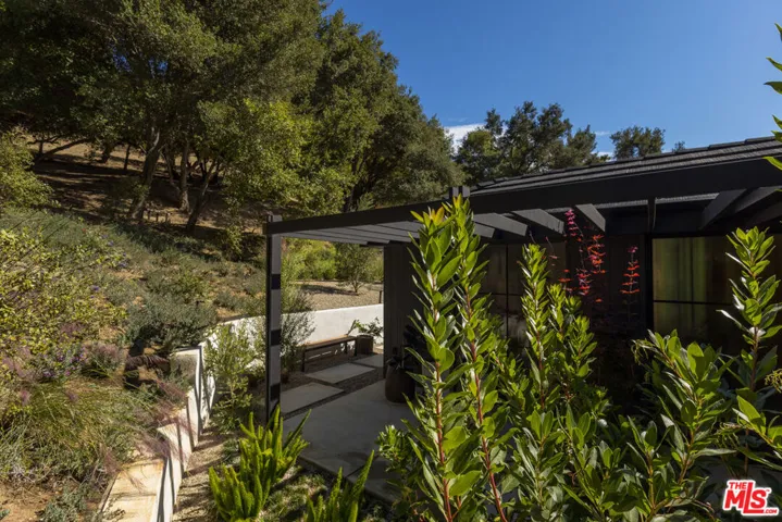 3860 Kingswood Road, Sherman Oaks, California 91403