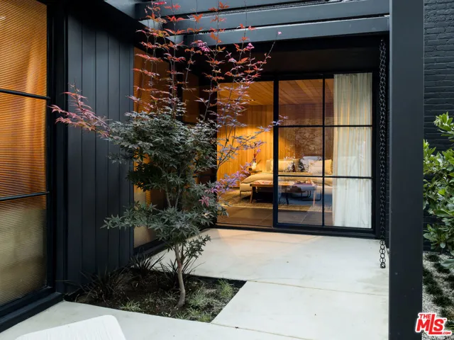 3860 Kingswood Road, Sherman Oaks, California 91403
