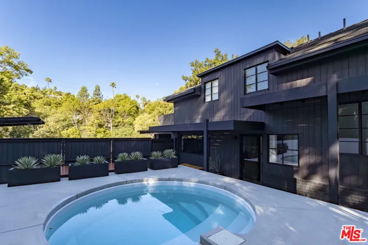 3860 Kingswood Road, Sherman Oaks, California 91403