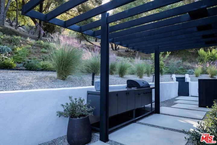 3860 Kingswood Road, Sherman Oaks, California 91403