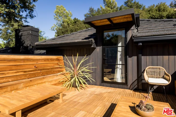 3860 Kingswood Road, Sherman Oaks, California 91403