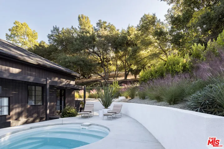 3860 Kingswood Road, Sherman Oaks, California 91403