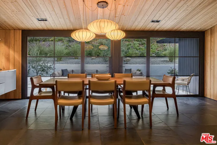 3860 Kingswood Road, Sherman Oaks, California 91403